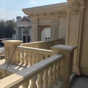 铜川 黄金麻别墅外墙干挂雕花配合阳台栏杆花瓶柱