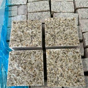 铜川 黄金麻花岗岩自然面小方块，弹石，马蹄石等