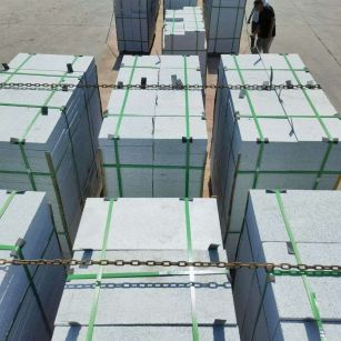 铜川 芝麻白花岗岩5公分地铺石 花岗岩厂家工厂装车日常