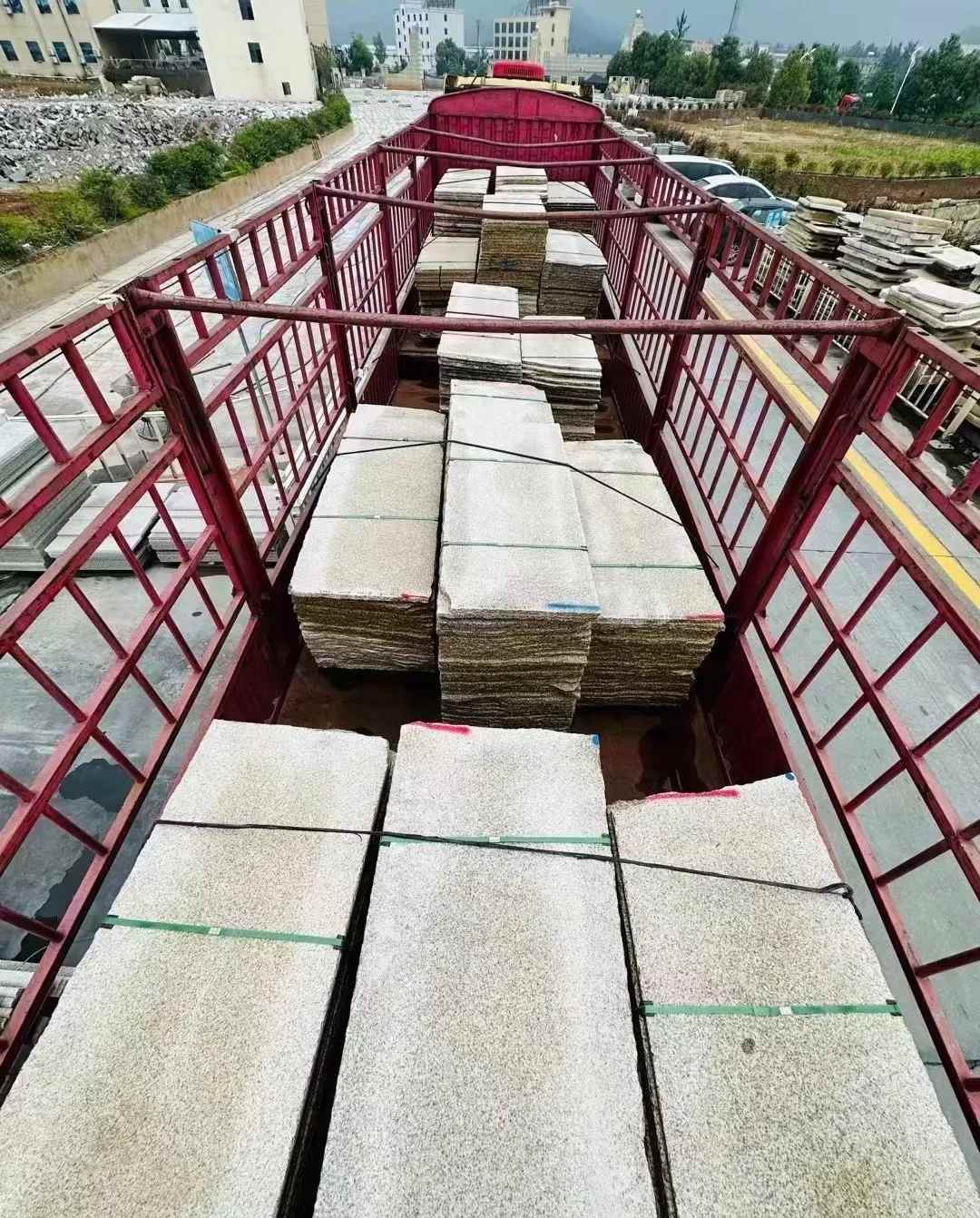 铜川 黄金麻花岗岩荔枝面，光面毛板装车完成