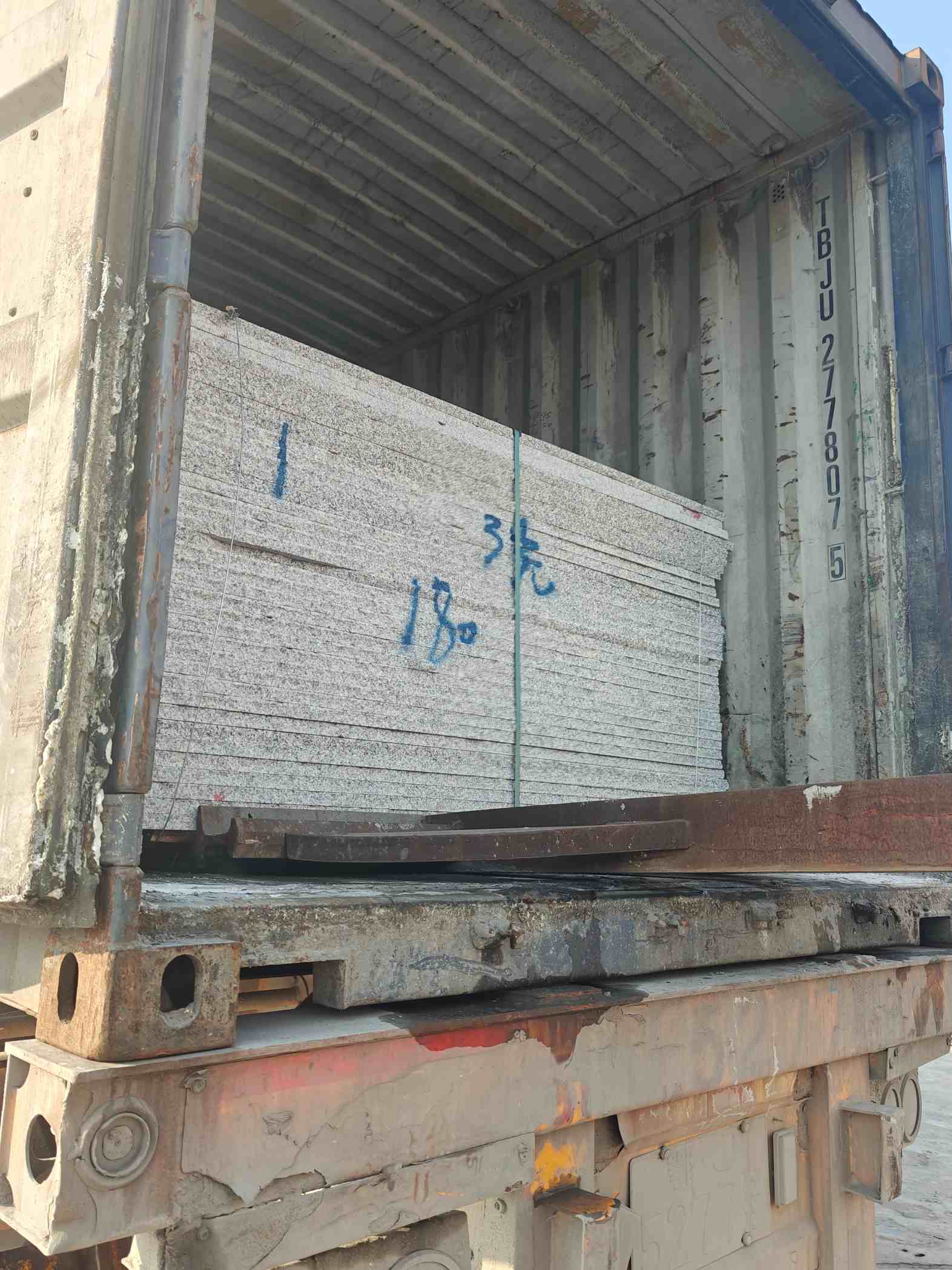 铜川 芝麻白花岗岩石材3.0公分光面毛板装柜出货