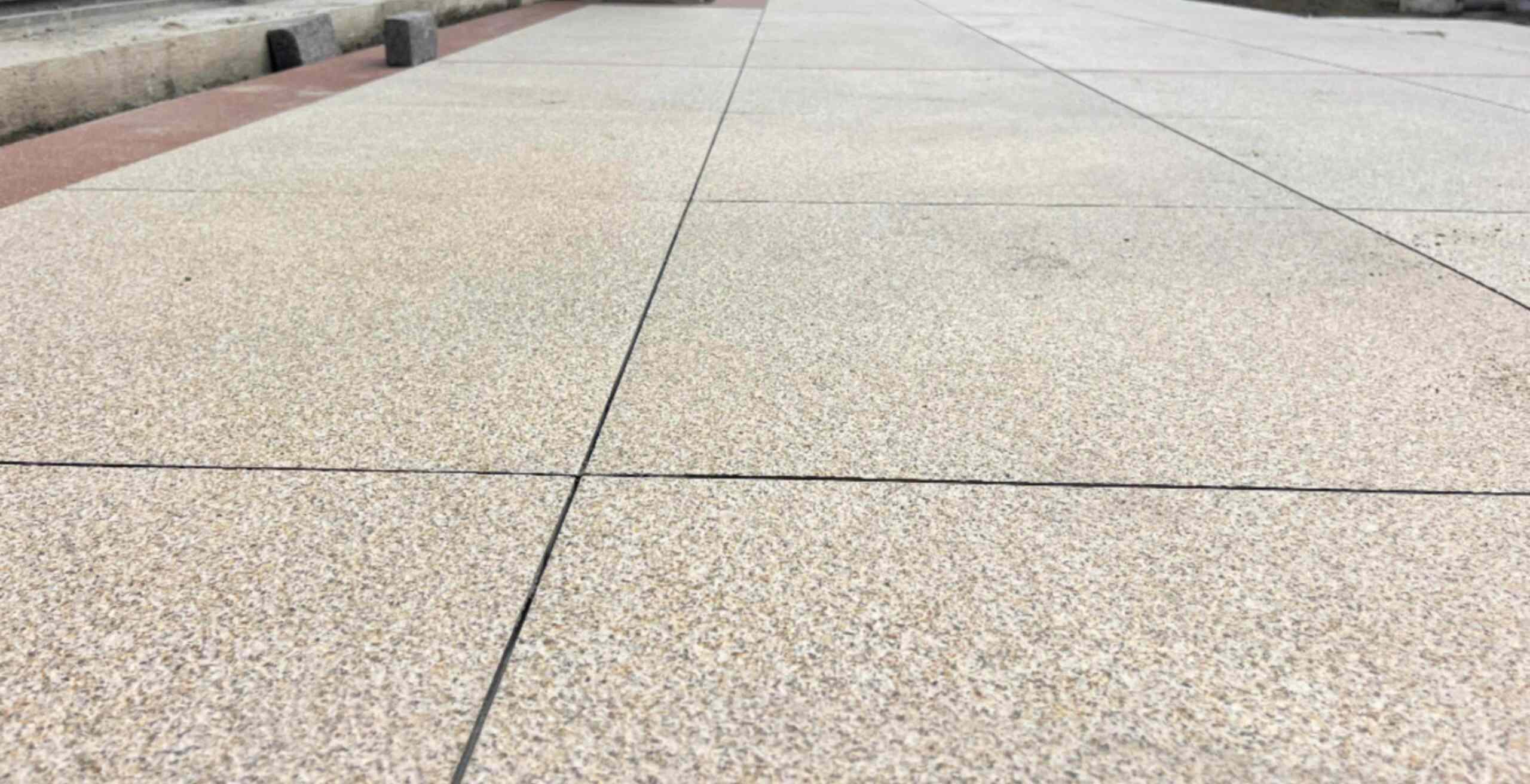 铜川 黄金麻花岗岩石板材荔枝面地面铺装效果