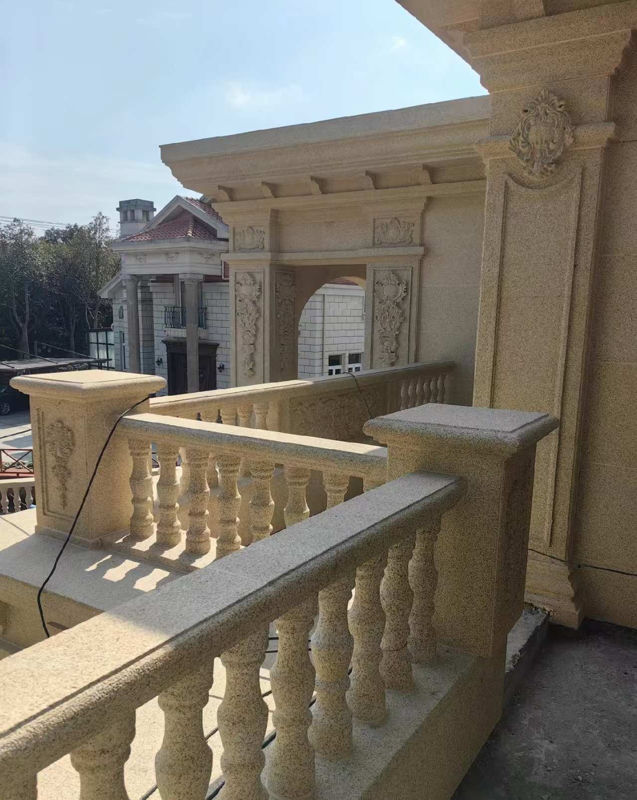 铜川 黄金麻别墅外墙干挂雕花配合阳台栏杆花瓶柱