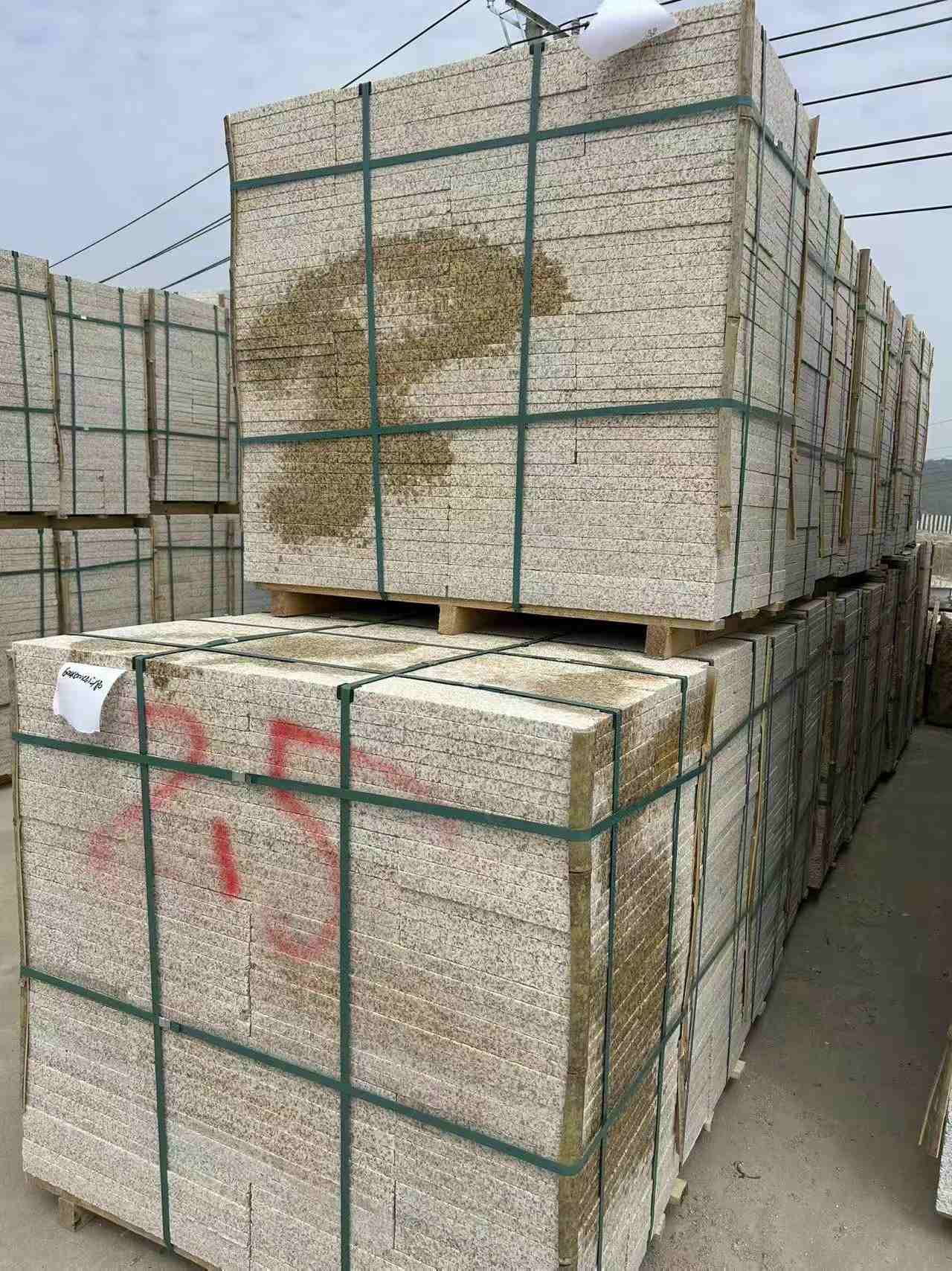 铜川 黄金麻花岗岩石材荔枝面地铺石2.5*300*600