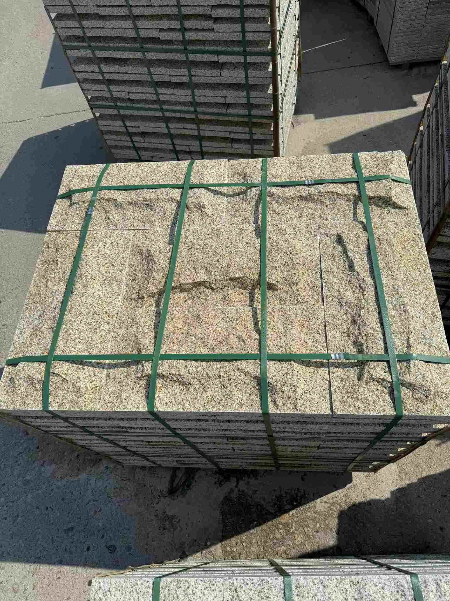 铜川 黄金麻花岗岩石材自然面蘑菇石成品