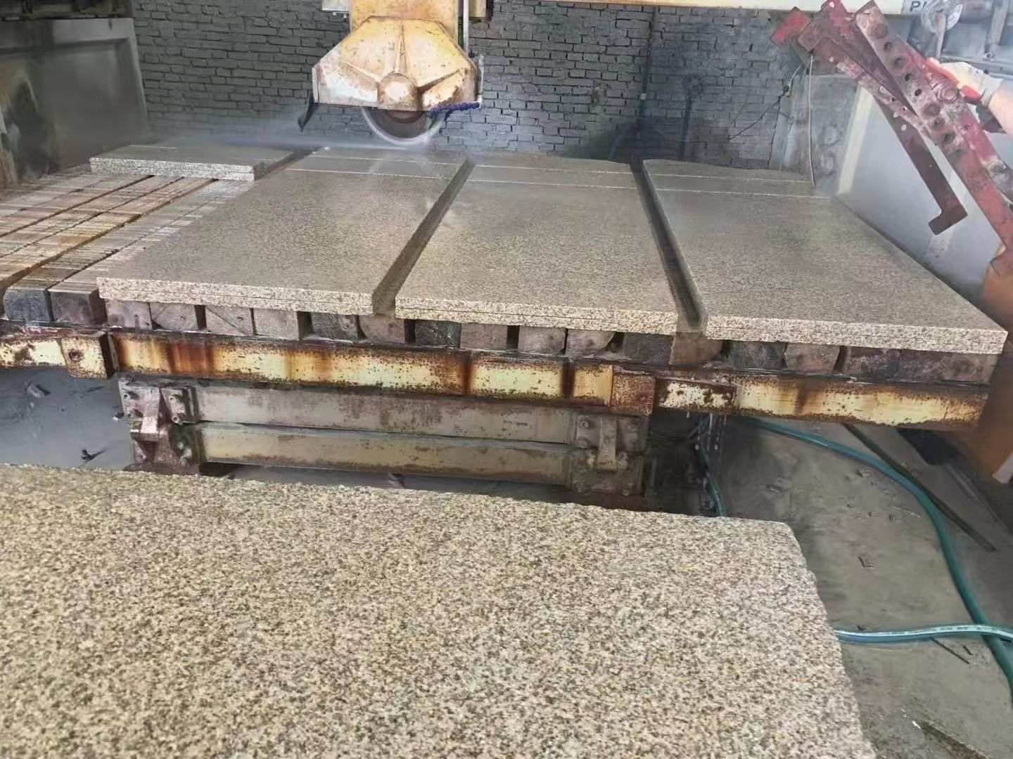 铜川 黄金麻荔枝面成品板加工