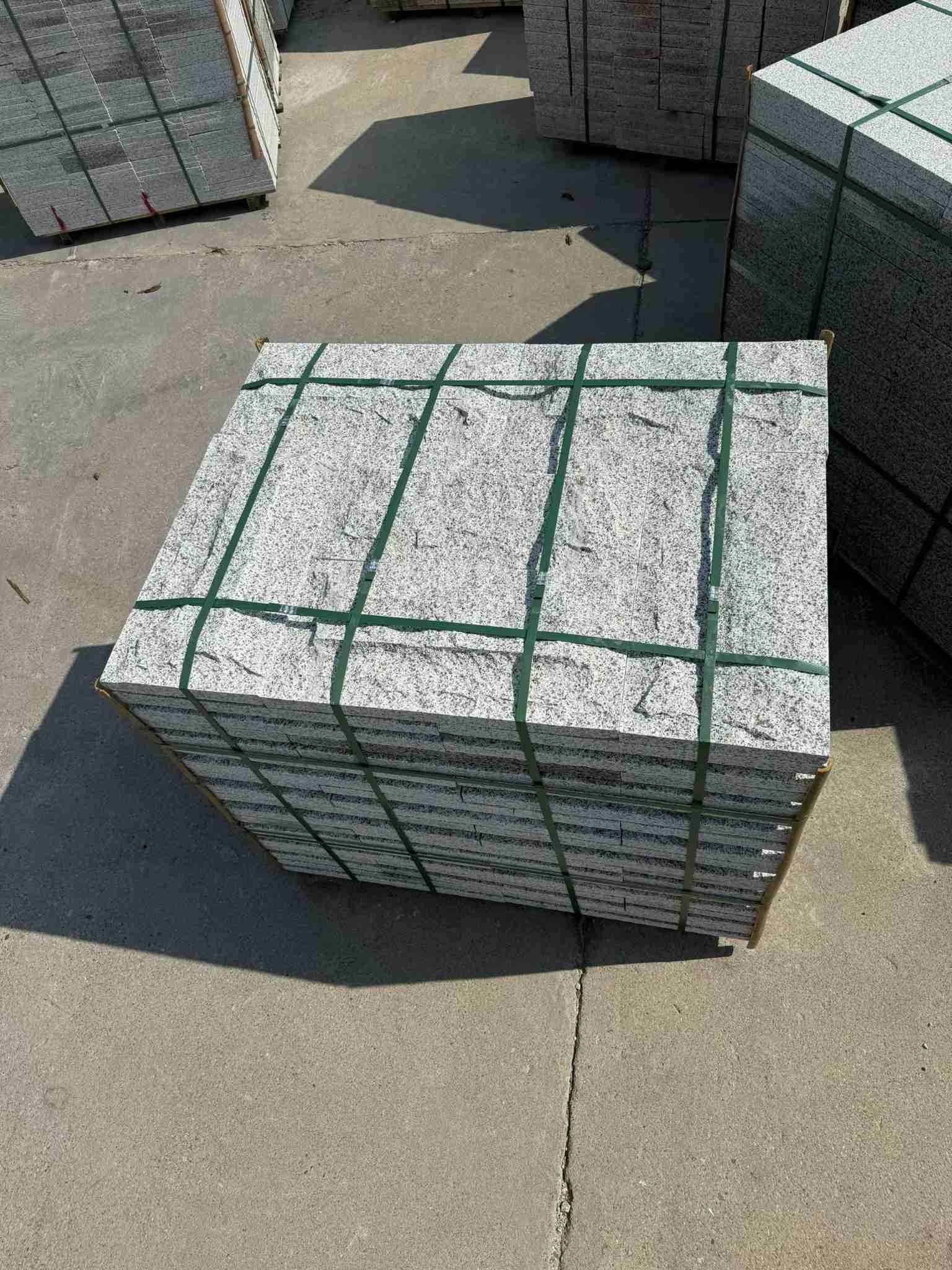 铜川 白麻花岗岩石材自然面蘑菇石成品