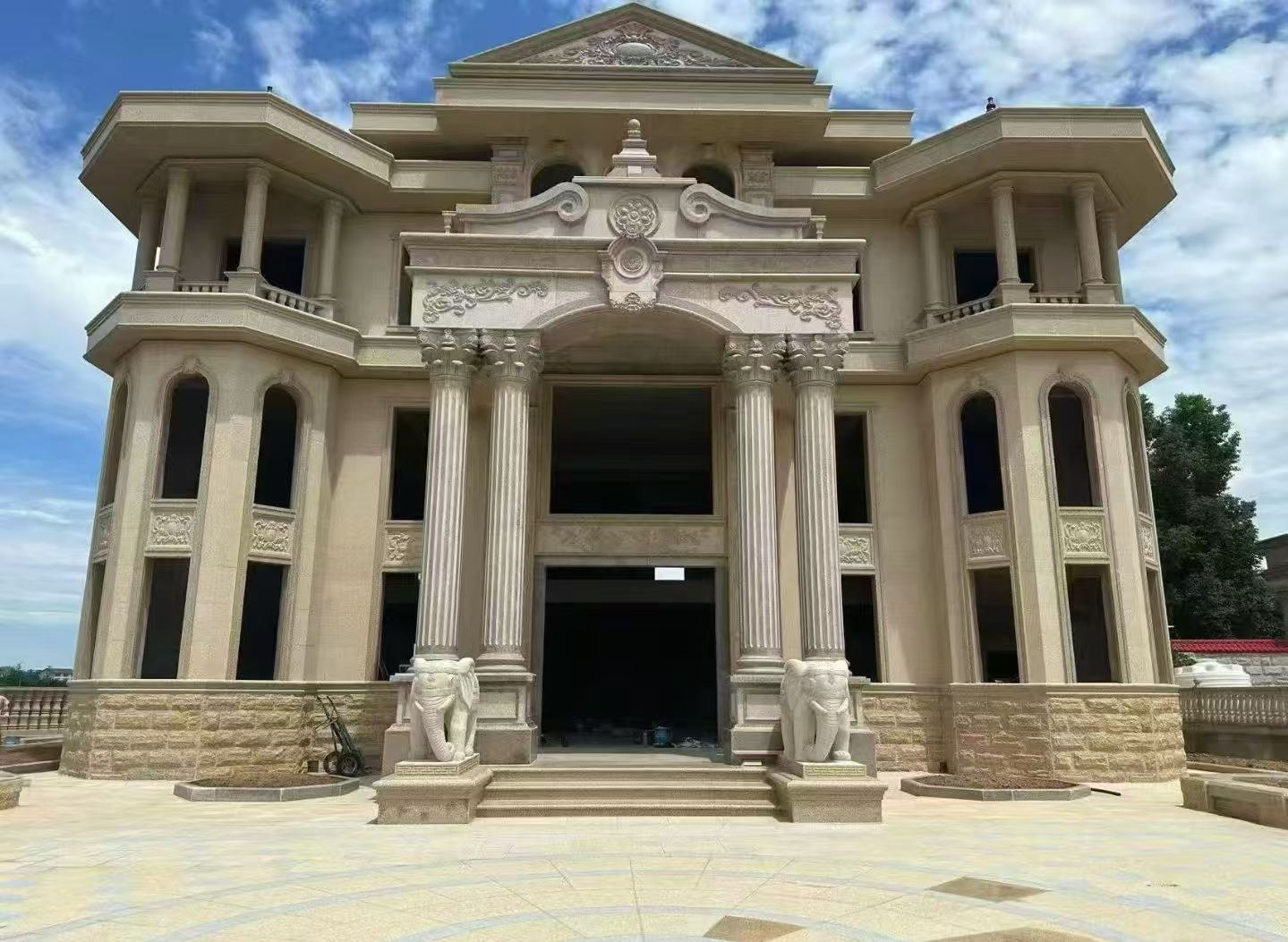 铜川 黄金麻别墅外墙干挂，大柱，大象，蘑菇石，雕花板