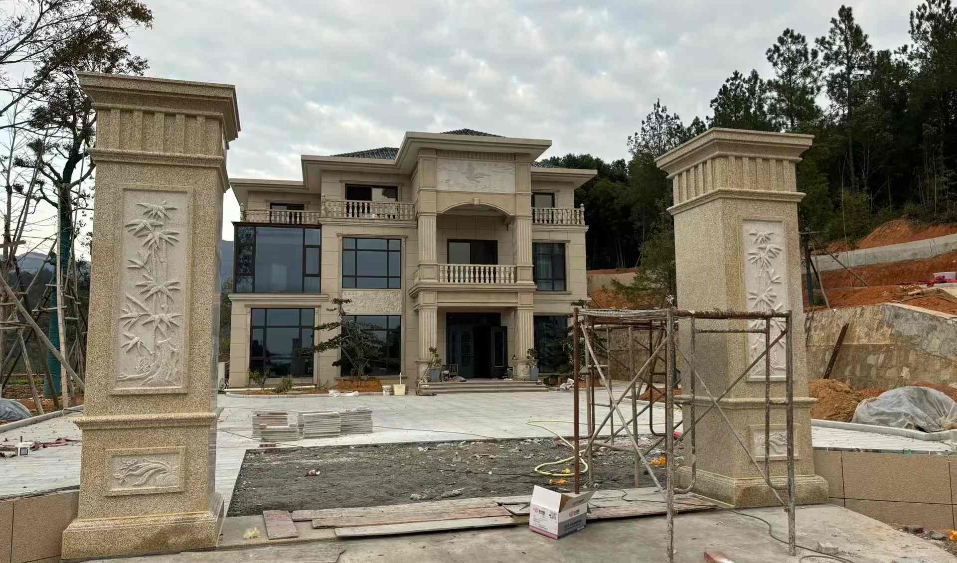 铜川 黄金麻花岗岩别墅雕花外墙干挂配上门口雕花罗马柱