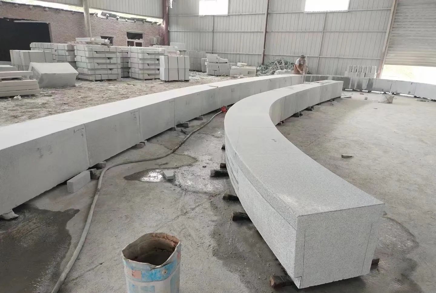 铜川芝麻白花岗岩石板材 园林光面弧形坐凳