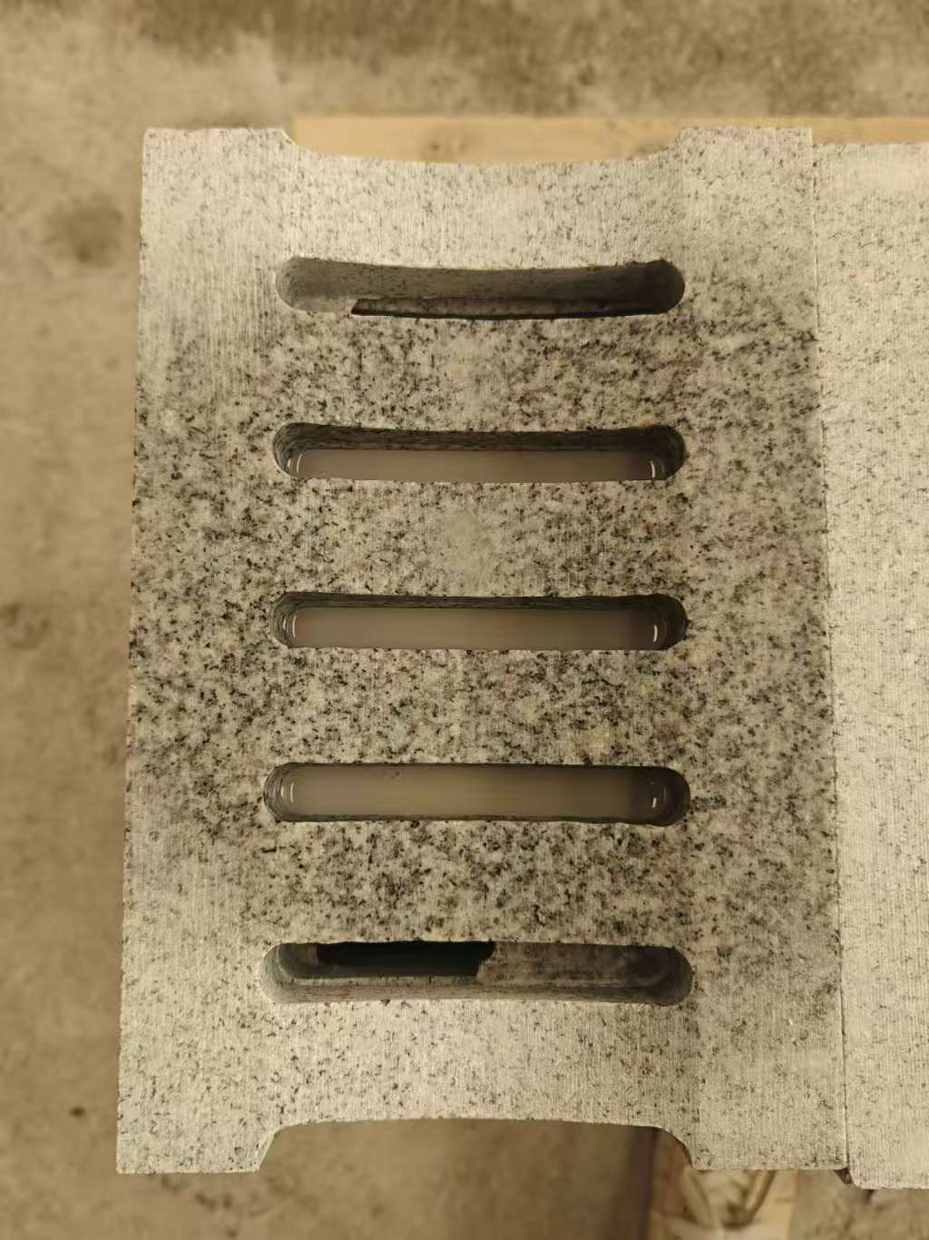 铜川 芝麻白拉丝面花岗岩U型开槽排水槽