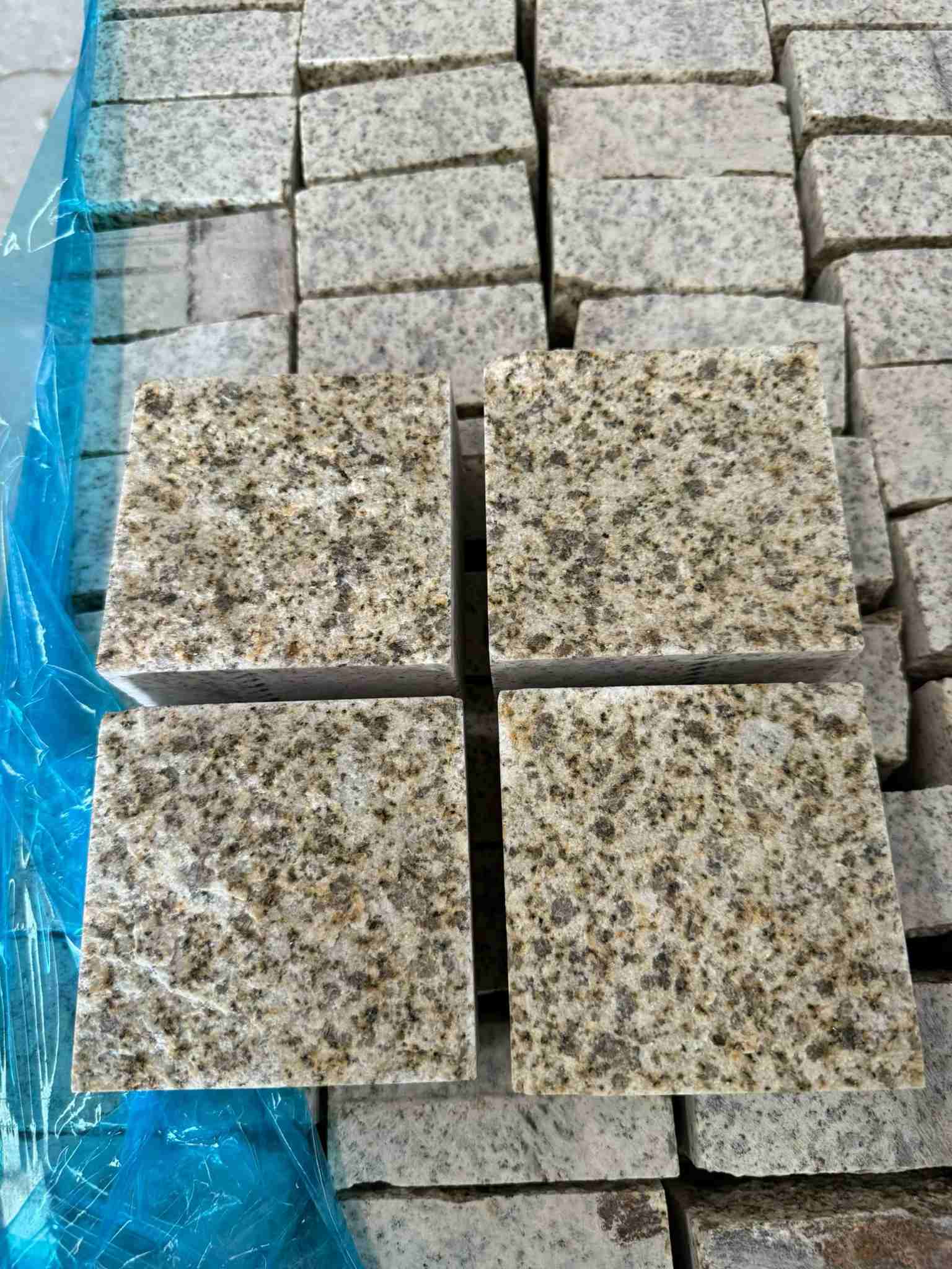 铜川 黄金麻花岗岩自然面小方块，弹石，马蹄石等