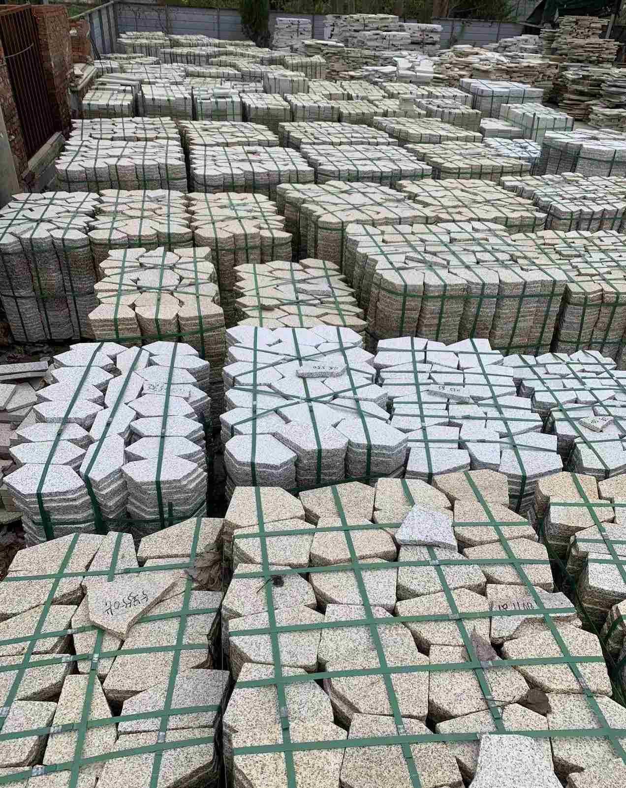 铜川 黄金麻白麻花岗岩荔枝面地铺石(冰裂纹)