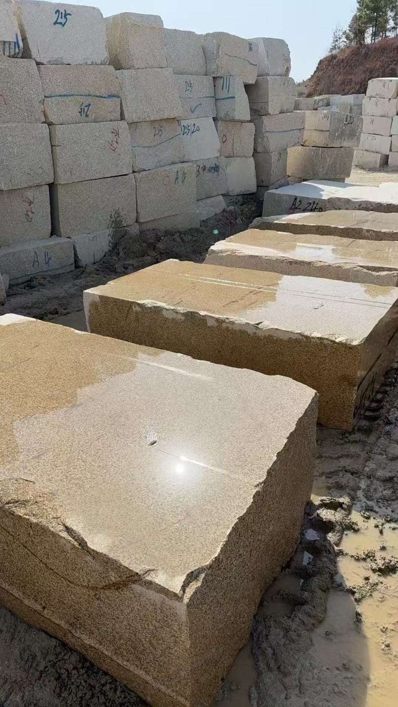 铜川 黄金麻方料堆场洗料分选中，原材料充足