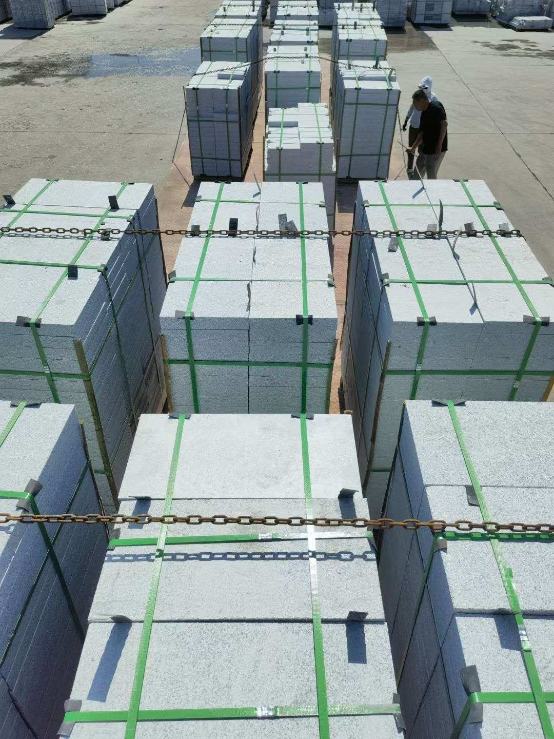 铜川 芝麻白花岗岩5公分地铺石 花岗岩厂家工厂装车日常